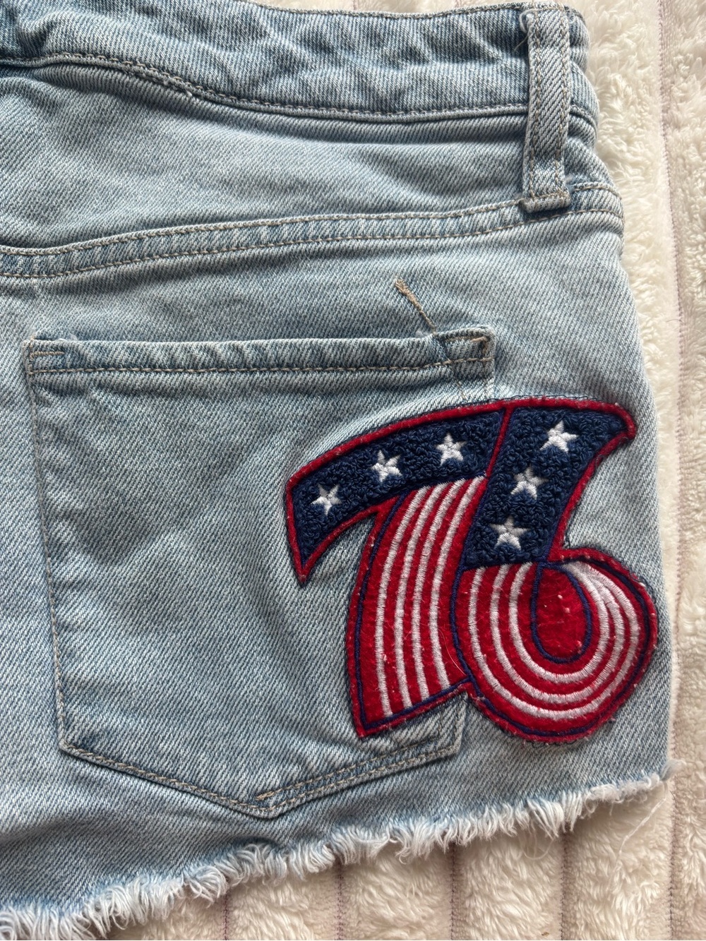 Mossimo Denim High Rise Embroidered Patriotic Jean Shorts Women’s Size 2/26 - Picture 6 of 6